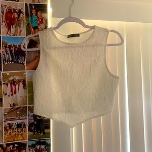 I’m selling this white crop top that I’ve only worn once